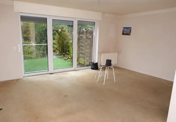 Wohnzimmer mit Terrasse vor dem Home Staging