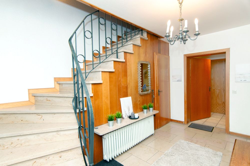 EINGANGSBEREICH MIT AUFGANG WE2