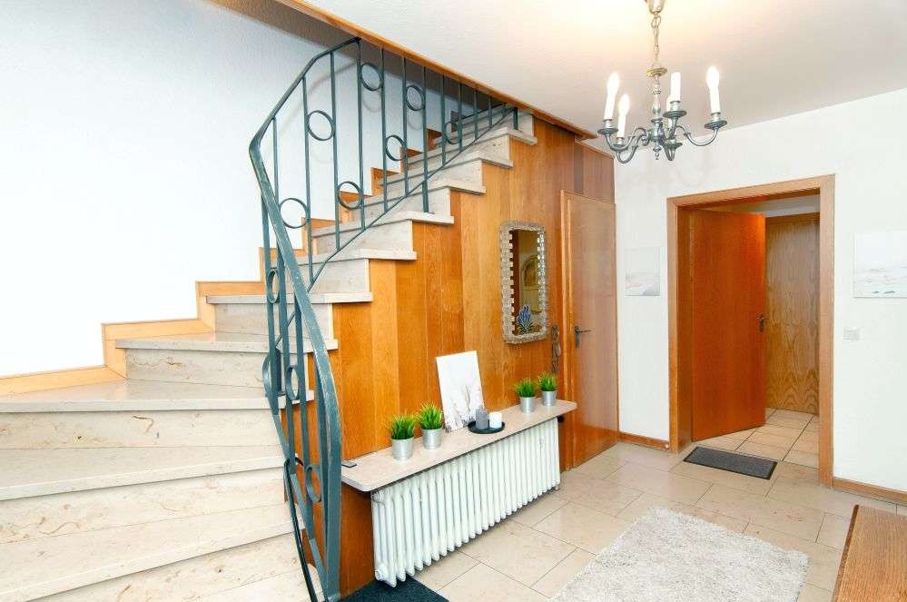 EINGANGSBEREICH MIT AUFGANG WE