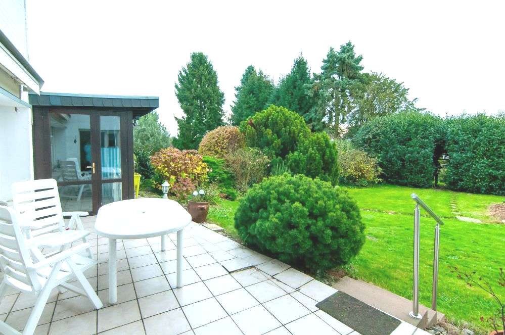 großzügige Terrasse im EG
