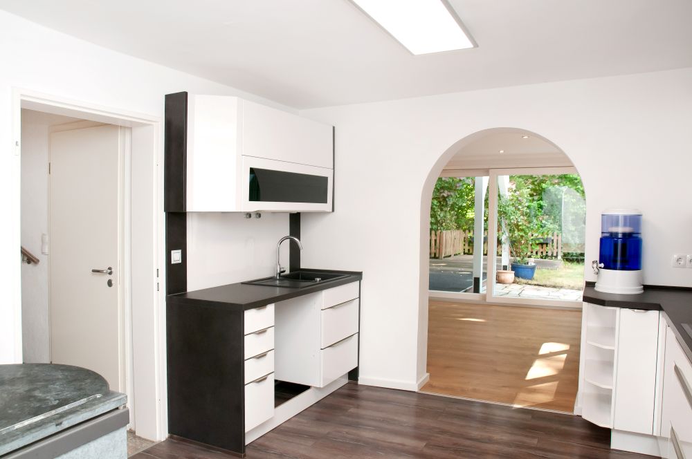 Küche mit Blick ins Wohnzimmer
